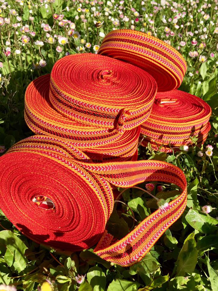 Le kardoun / cardoune ou "sfifa" est une bande de tissu traditionnel, les femmes du Maghreb pour protéger et lisser naturellement les cheveux. Lissage, chevelure lisse, brushing, naturel, sans chaleur, soin capillaire, serum, huile végétale, nuit, doux, brillants, brillance, cheveux bouclés, secs, abimés, henné