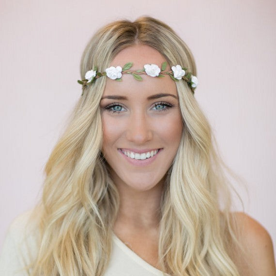 Très joli headband qui permettra d'ajouter une touche romantique à vos coiffures. Composé de petites fleurs en tissu, et tresse en suédine; partie en matière élastique, pour une meilleure tenue dans vos cheveux. Existe en plusieurs couleurs. romantique, coiffure, tresse, chignon, accessoire, cheveux, soin, capillaire