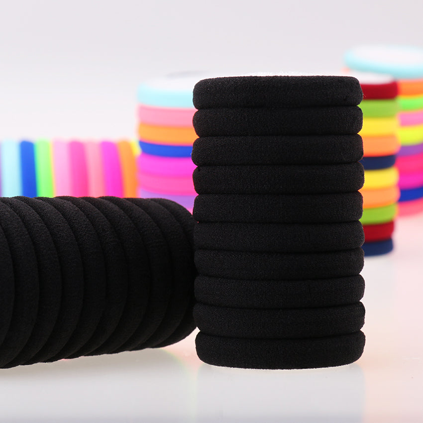 Les coiffures protectrices, c'est important ! Avec ces petits élastiques en mousse, attachez vos cheveux sans risquer de les abîmer. Lot de 10 élastiques Couleur : noir. tresse, queue de cheval, chignon, coiffer, soigner, pointes, chevelure, longueur, attacher, protéger longueur, soin cheveux, barrette, pic, pince