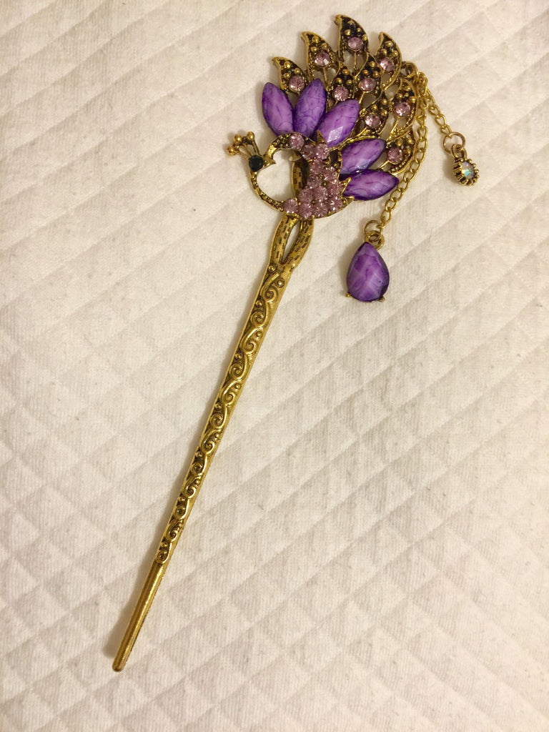 Voilà de quoi embellir vos chignons ! Un très joli pic à cheveux en métal doré, strass et oiseau. Bijoux, chignon, coiffure, brillant, paon, barrette, pince, coiffer, cheveux, chevelure, élastique, baton, accessoire, cosmetique, boutique