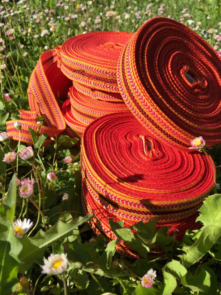 Le kardoun / cardoune ou "sfifa" est une bande de tissu traditionnel, les femmes du Maghreb pour protéger et lisser naturellement les cheveux. Lissage, chevelure lisse, brushing, naturel, sans chaleur, soin capillaire, serum, huile végétale, nuit, doux, brillants, brillance, cheveux bouclés, secs, abimés, henné